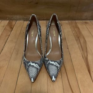 Coach Pumps! 👠
